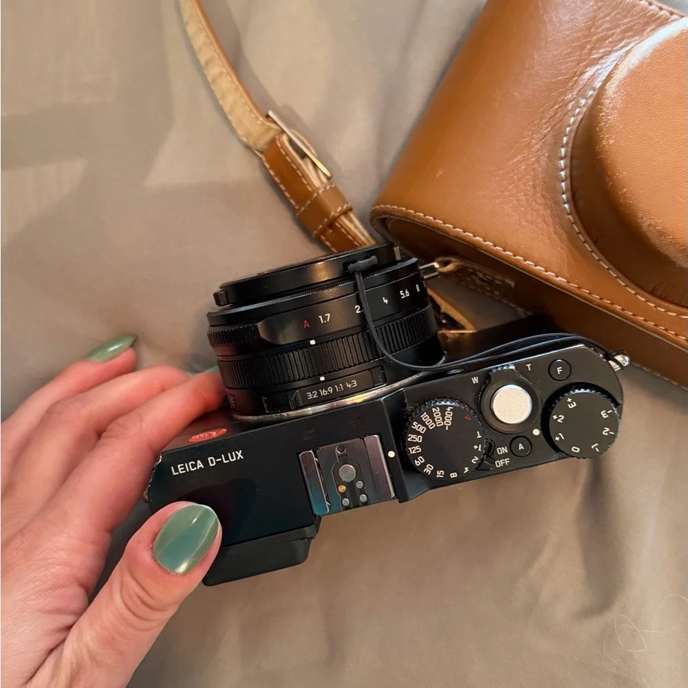 Leica D-Lux typ 109 with Brown Leather Case - Black/ Brown